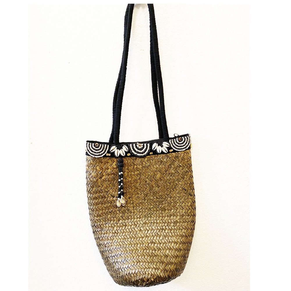 Handmade seashell and straw bag - Picture 1 of 4